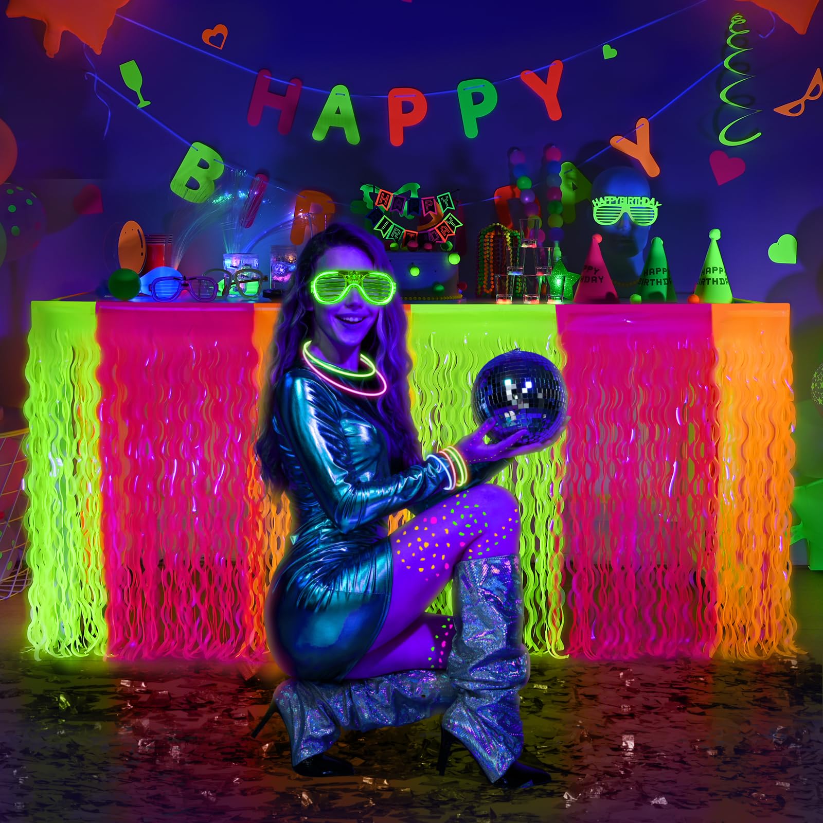 Escena de fiesta con falda Mega-L neon como fondo.