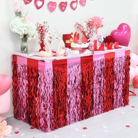 Falda de mesa Mega-Loopolis Valentines roja y rosa para decorar la mesa central.