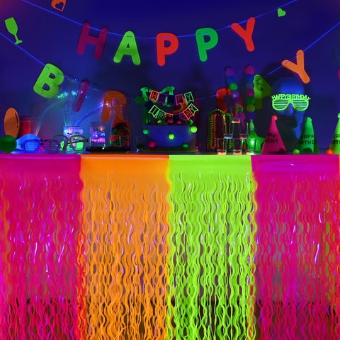 Falda de mesa Mega-L neon amarillo realzando la decoración de la mesa.