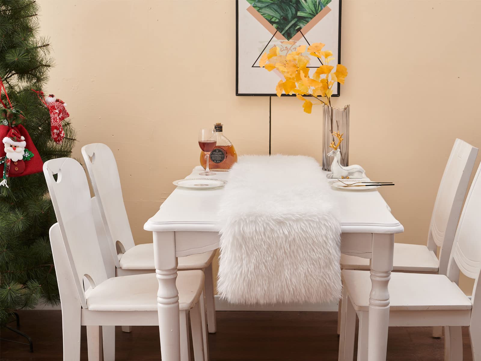 MeiSan corredor de mesa de pelo falso blanco aporta ambiente festivo y acogedor.