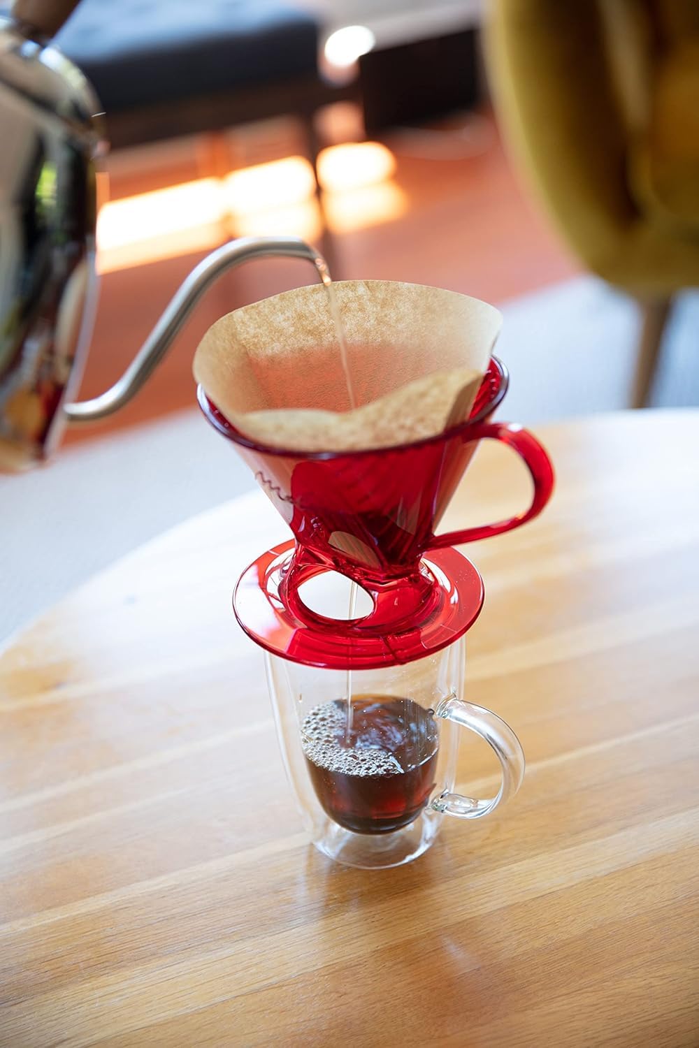 Melitta filtros en encimera con accesorios de café, estética y sostenibilidad