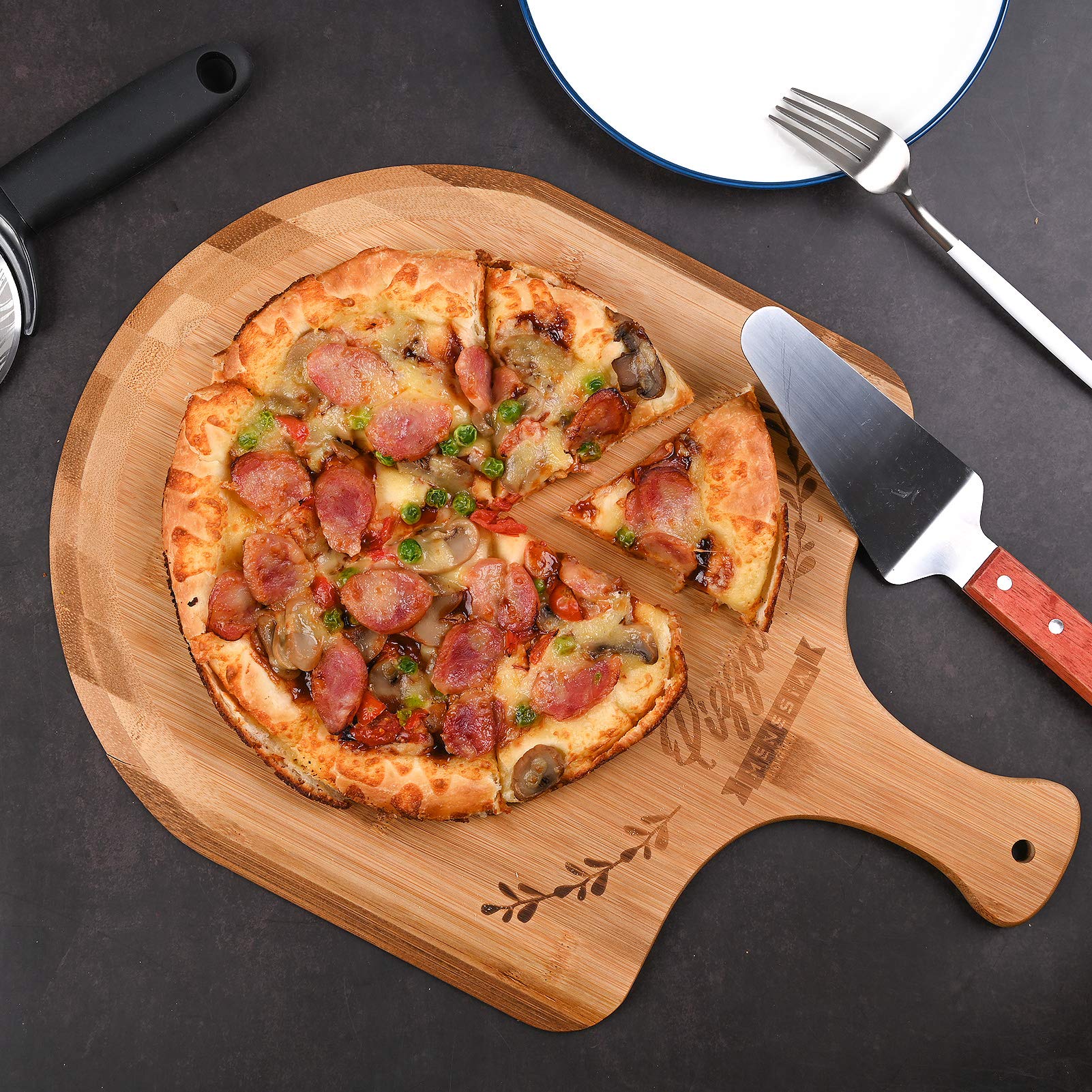 Mango ergonómico de Menesia facilita agarrar la pala al sacar pizzas