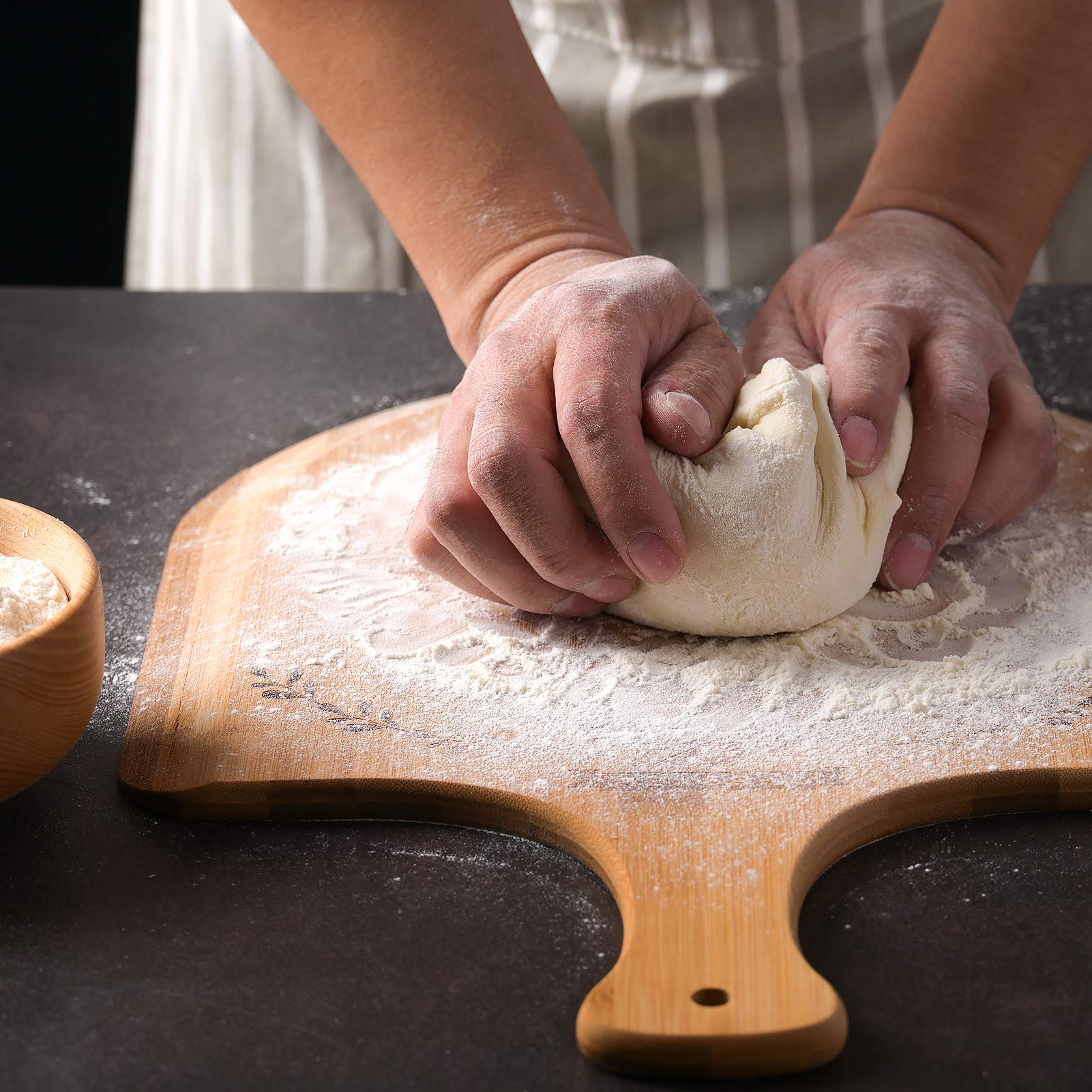 Pala ligera de Menesia permite mover pizzas grandes sin esfuerzo