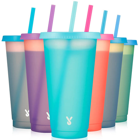 Vaso Meoky con cambio de color 24oz, tapa y pajillas, ideal para bebidas frías y fiestas.