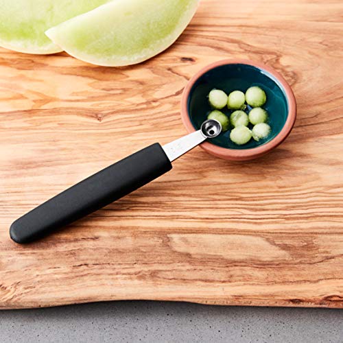 Mercer Culinary bolita para melón para decoraciones elegantes y porciones consistentes en platos.