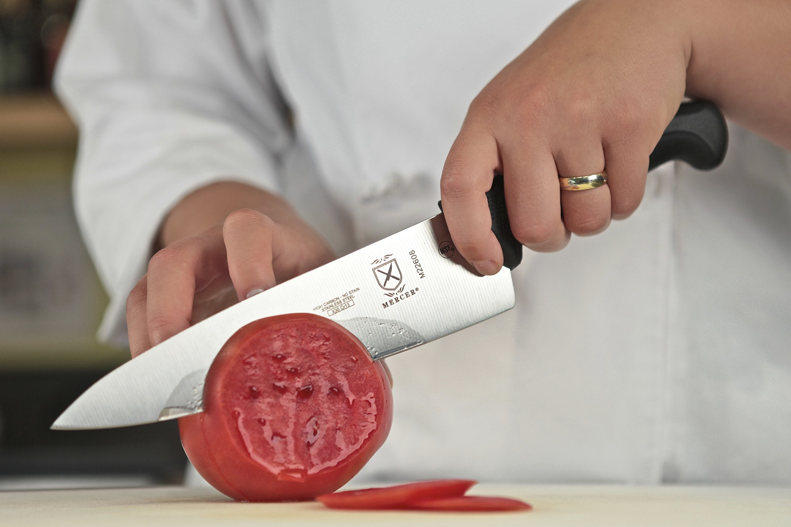 Mercer Millennia cuchillo de chef con mango ergonómico texturado para agarre seguro
