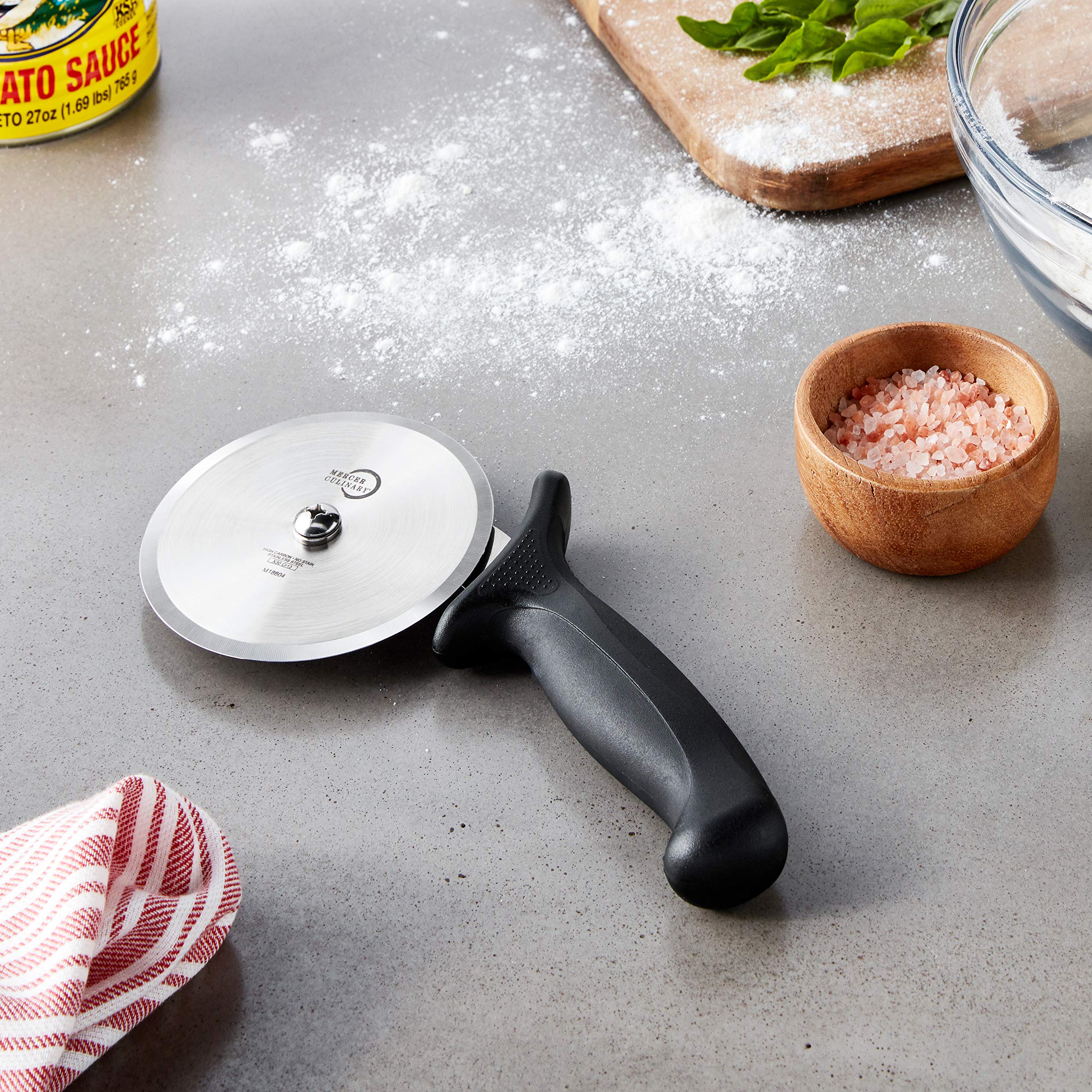 Mercer Culinary Millennia: detalle ergonómico del mango negro para agarre cómodo