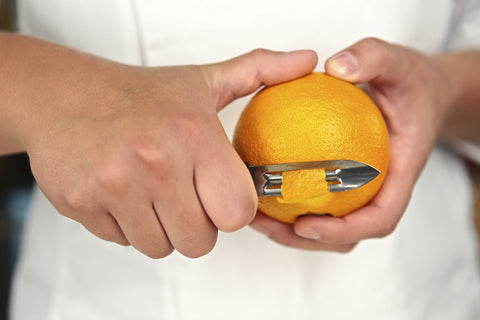 Mercer Culinary mejora la presentación de platos con este pelador versátil.