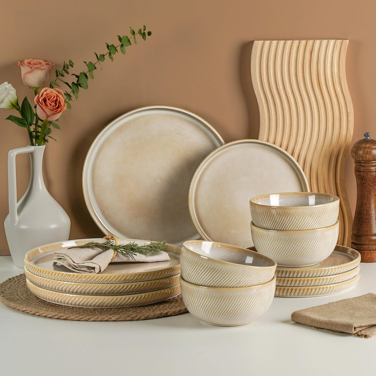 Metflavor platos de cerámica en duna escultural, ideales para almuerzos elegantes.