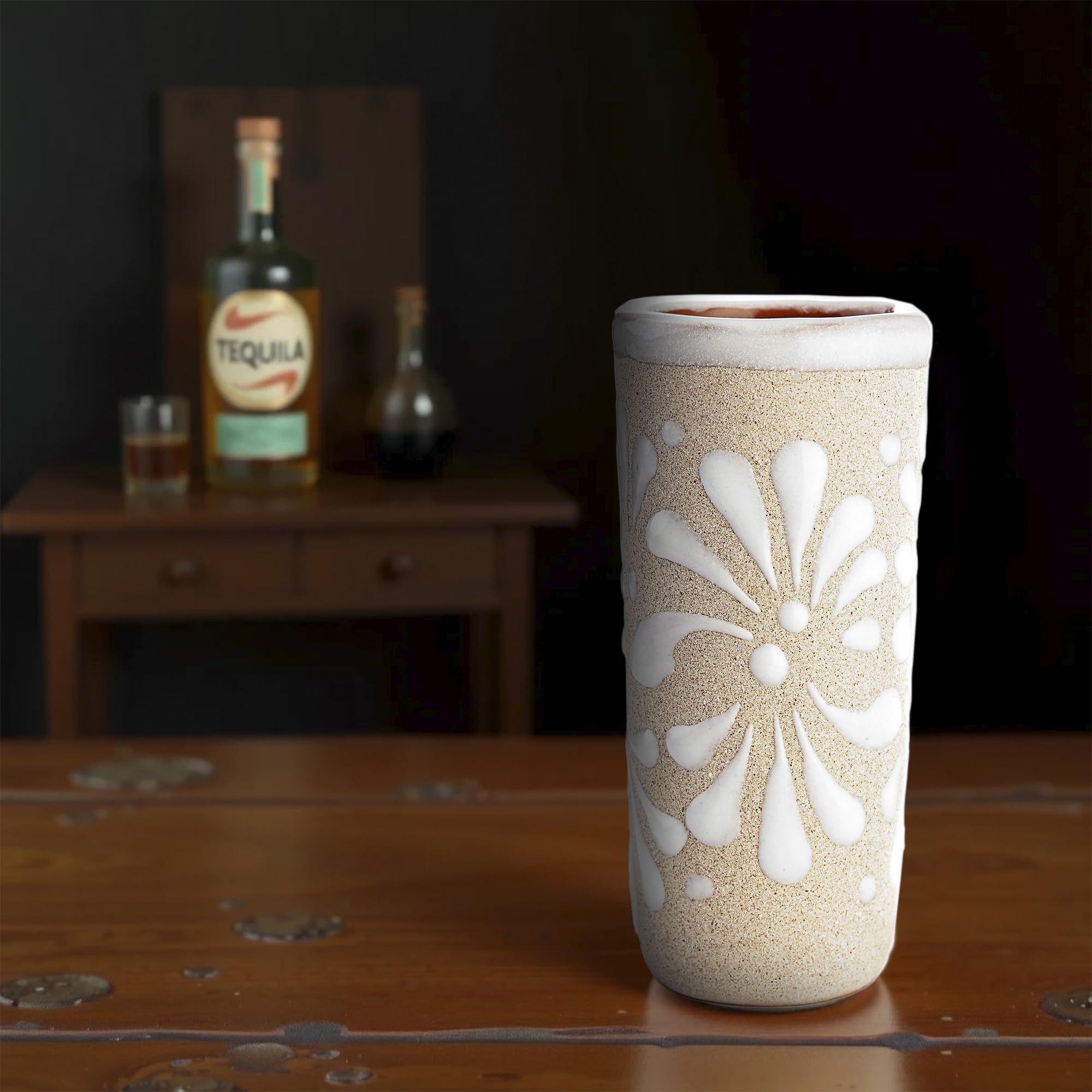 Vasos decorativos MEXTEQUIL con patrón blanco, embellecen la barra.