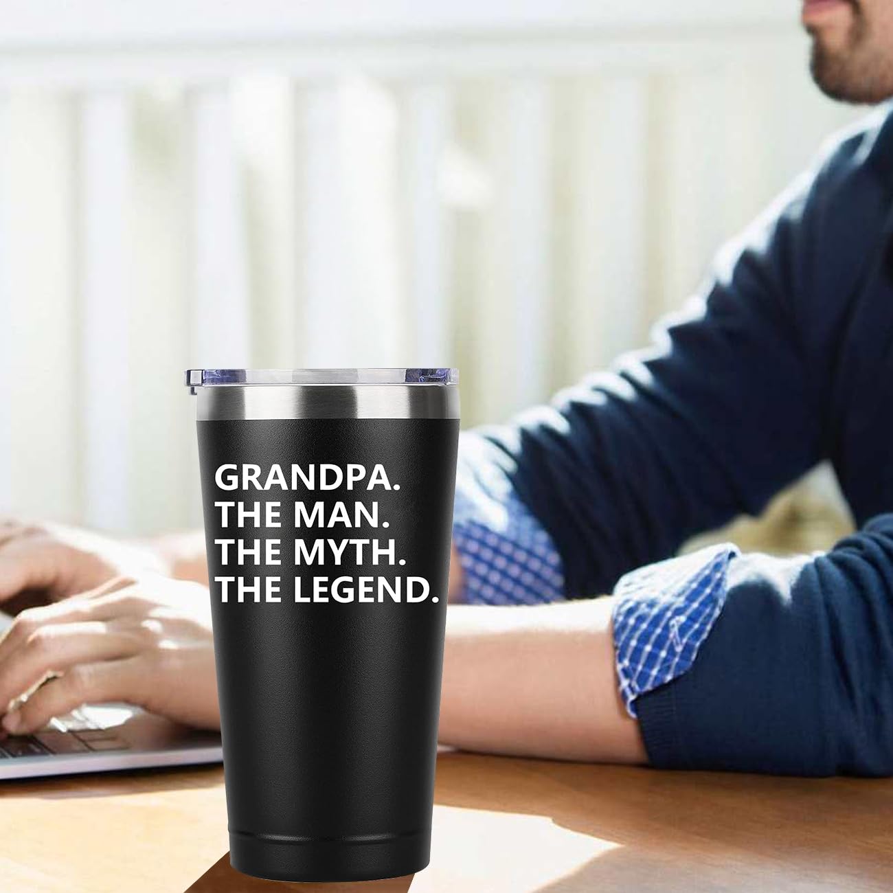 Diseño ergonómico facilita sostener y beber con una mano.