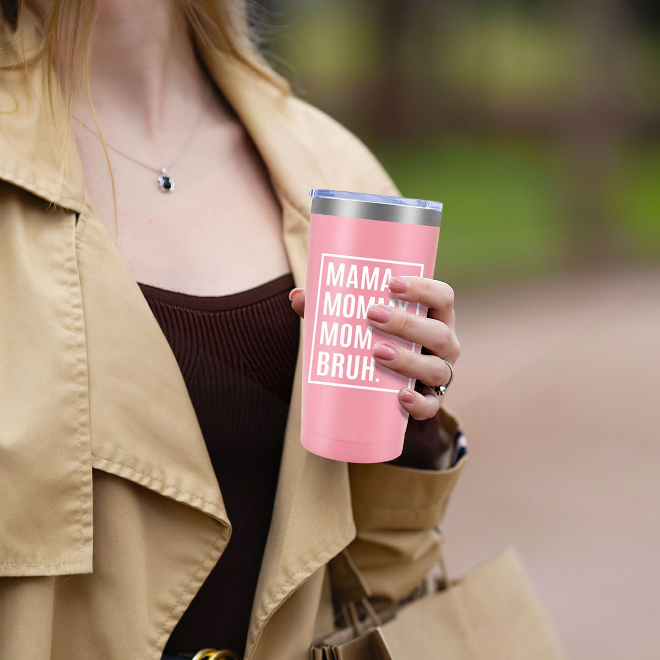 Vaso termo MFGNEH 20oz rosa en uso diario en la oficina.