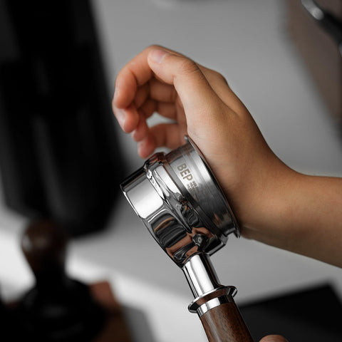 Capacidad 18g para dosis consistentes en espresso.