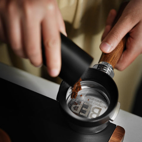 Boca plana favorece interacción constante entre agua y café.