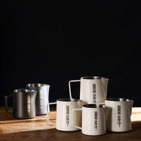 Acabado crema blanco de la jarra MHW-3BOMBER para un aspecto elegante.