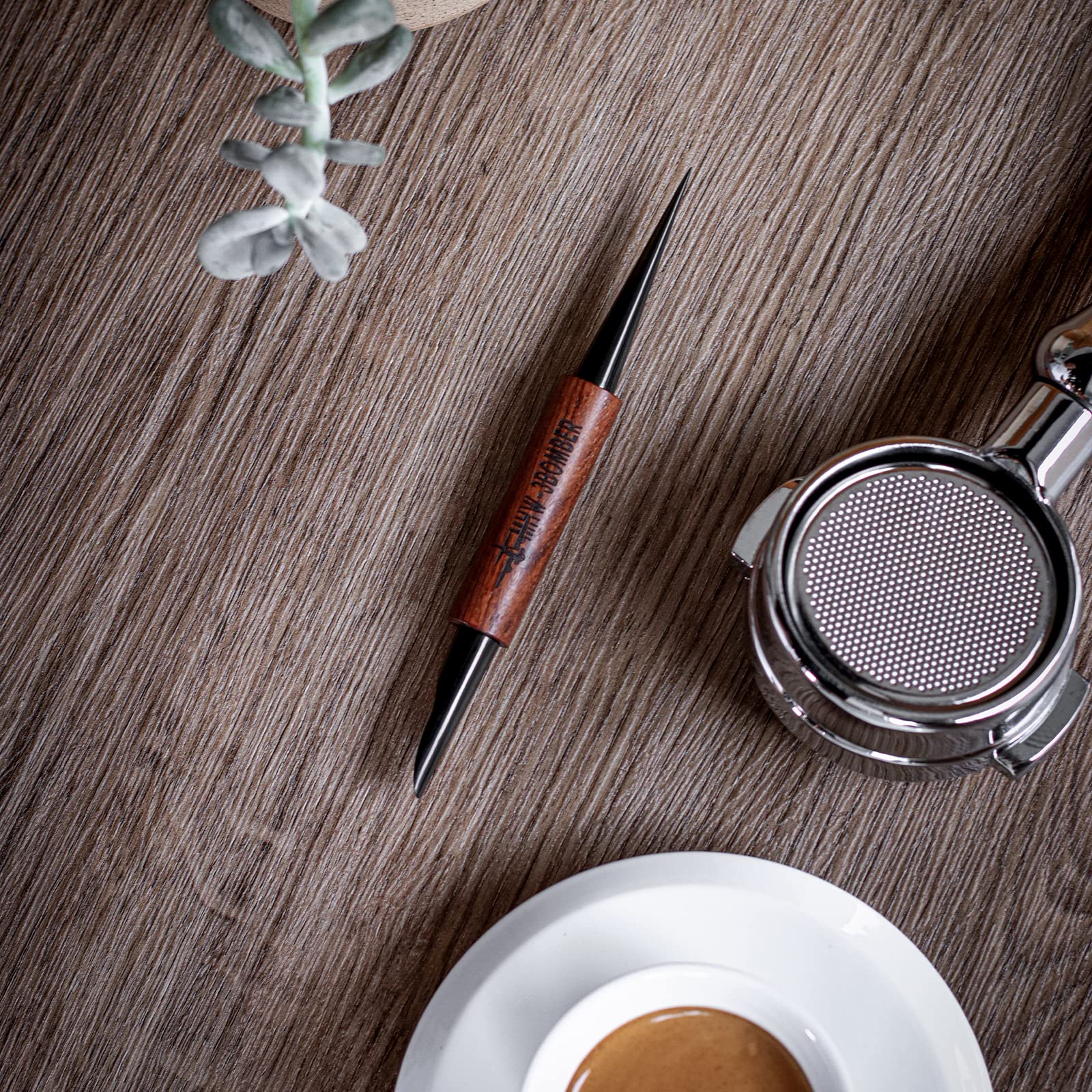 MHW-3BOMBER pluma para arte latte, en acción con barista dibujando detalles