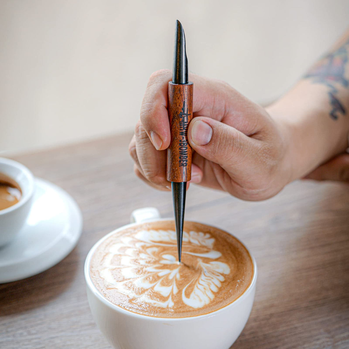 MHW-3BOMBER pluma para arte latte, frente, cómodo manejo para espumas suaves