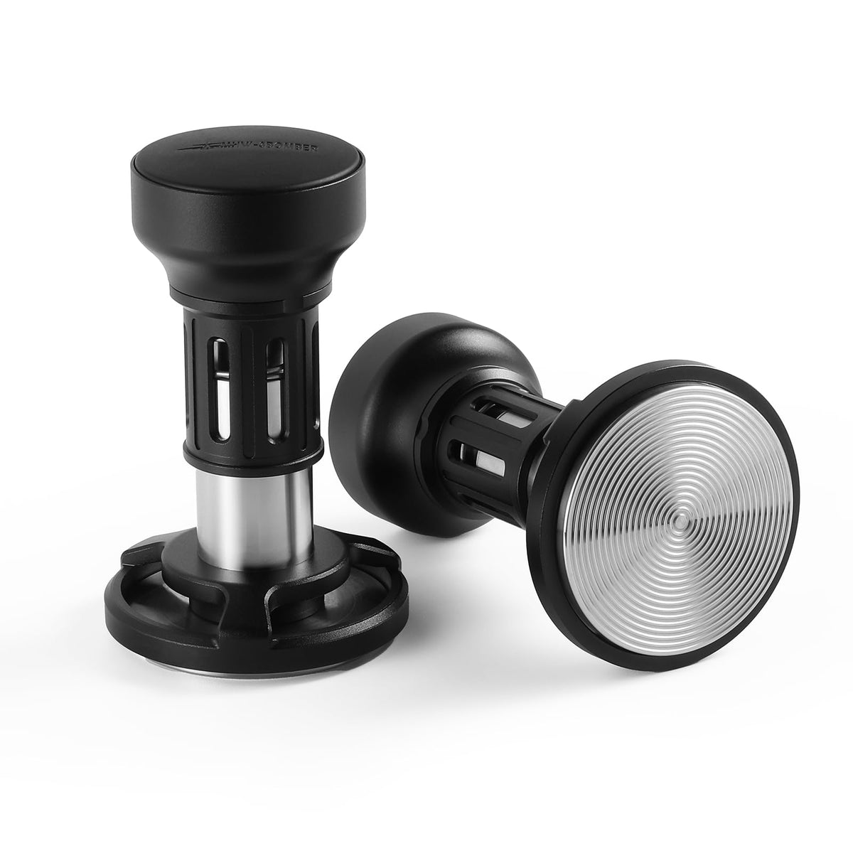 MHW-3BOMBER tamper 54mm en mano, control cómodo para extracción consistente.