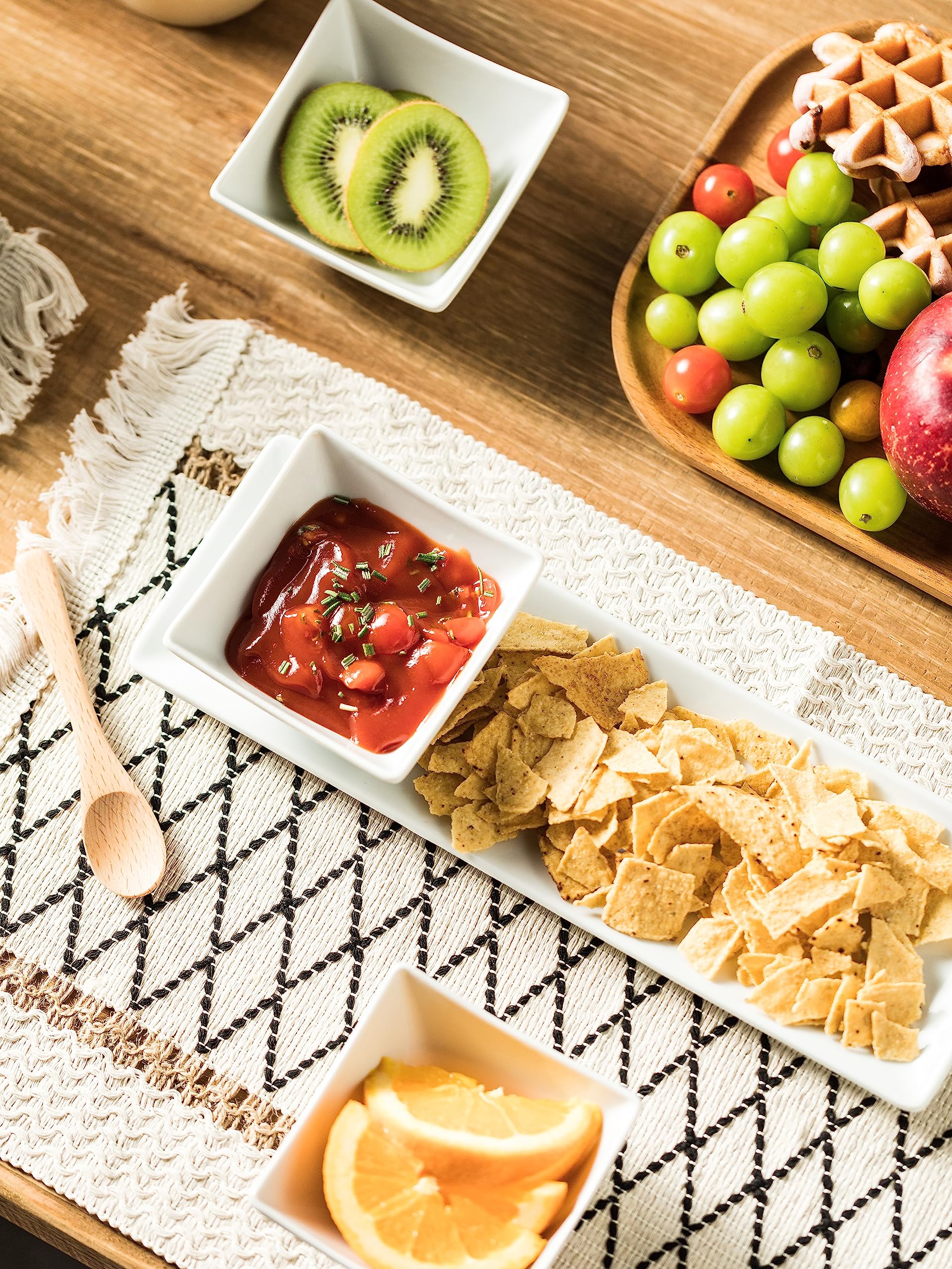 Miamolo bandeja de servir como base ordenada para aperitivos y salsas.