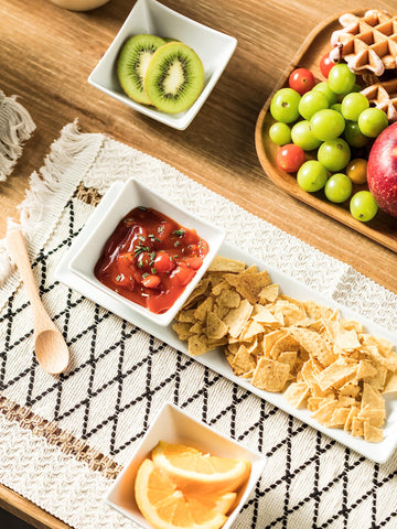 Miamolo bandeja de servir como base ordenada para aperitivos y salsas.