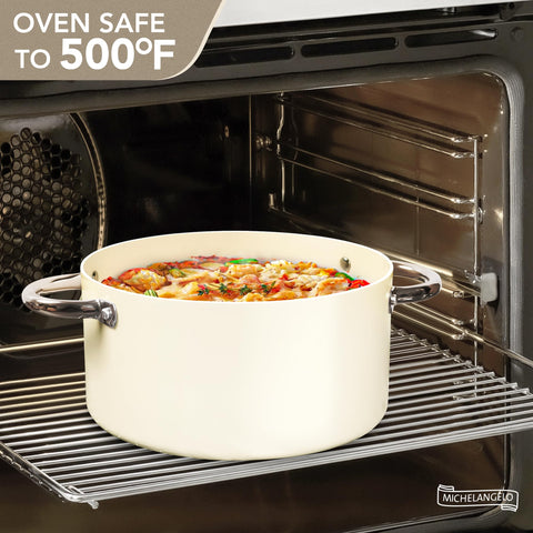 MICHELANGELO olla tono crema para preparar comidas familiares con estilo.