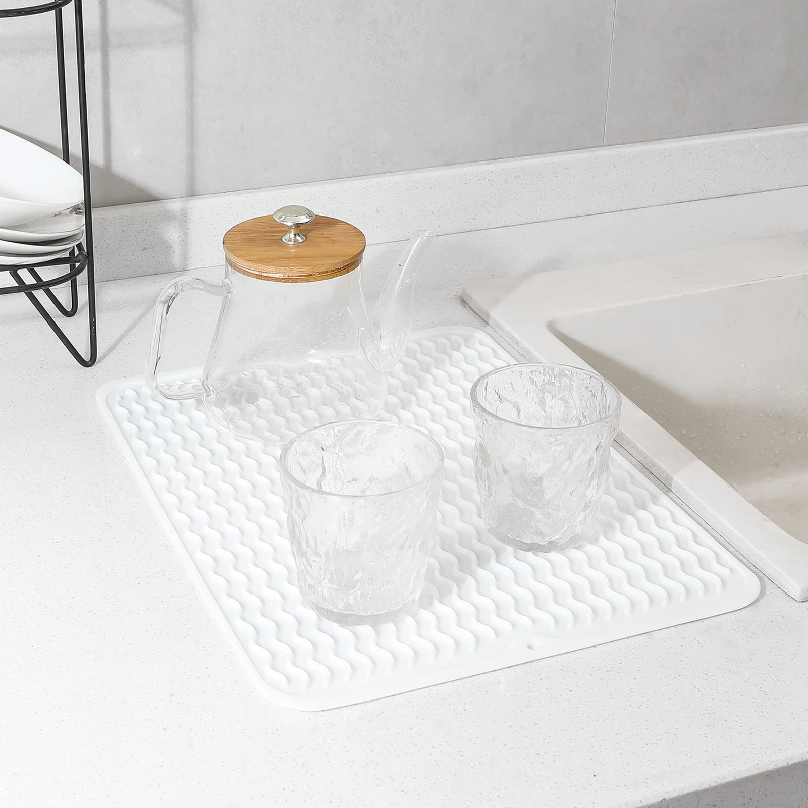 Almohadilla flexible de silicona para almacenamiento compacto en la cocina.