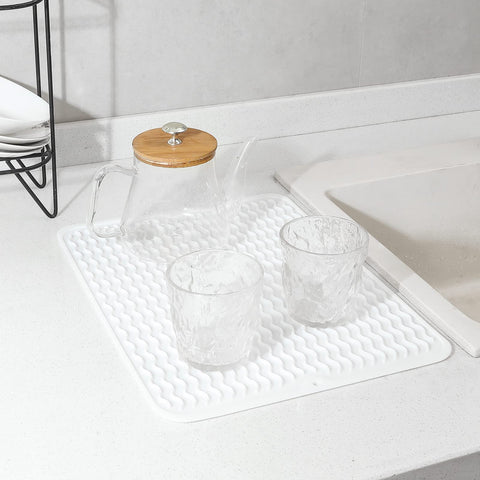 Almohadilla flexible de silicona para almacenamiento compacto en la cocina.