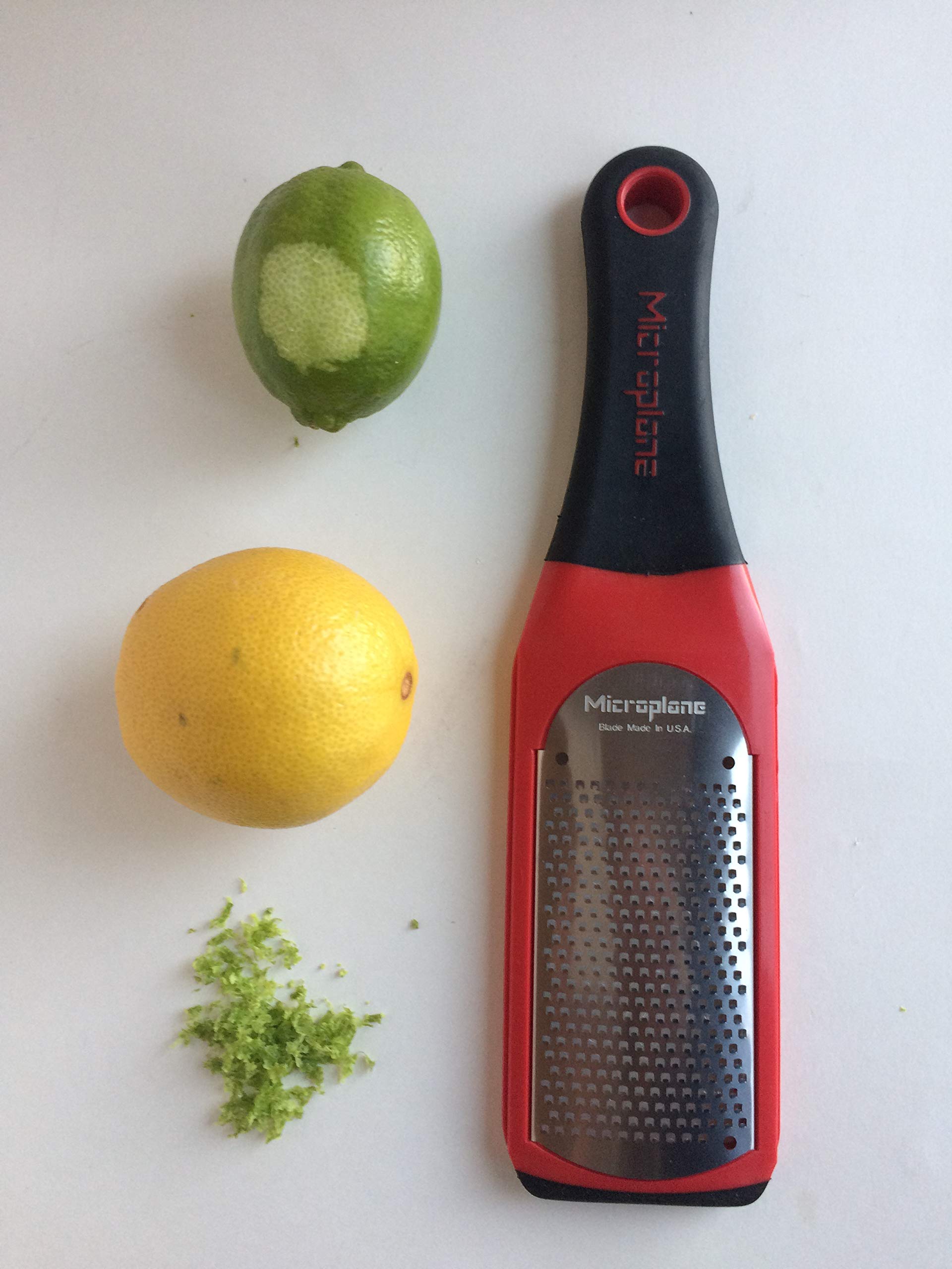 microplane artesanal rallador con manija antideslizante roja para mayor control.