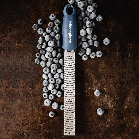 Microplane Denim Azul rallador: filo ultra afilado en acero quirúrgico para cortes precisos.