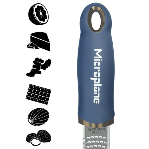 Microplane Denim Azul rallador: jengibre y ajo picados para salsas.