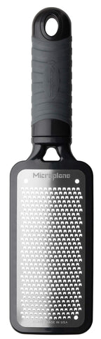 Microplane Home Series rallador fino para parmesano, queso duro, acabado negro elegante.