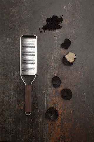 Microplane Master Series, mango de nogal, diseño elegante que complementa la cocina.