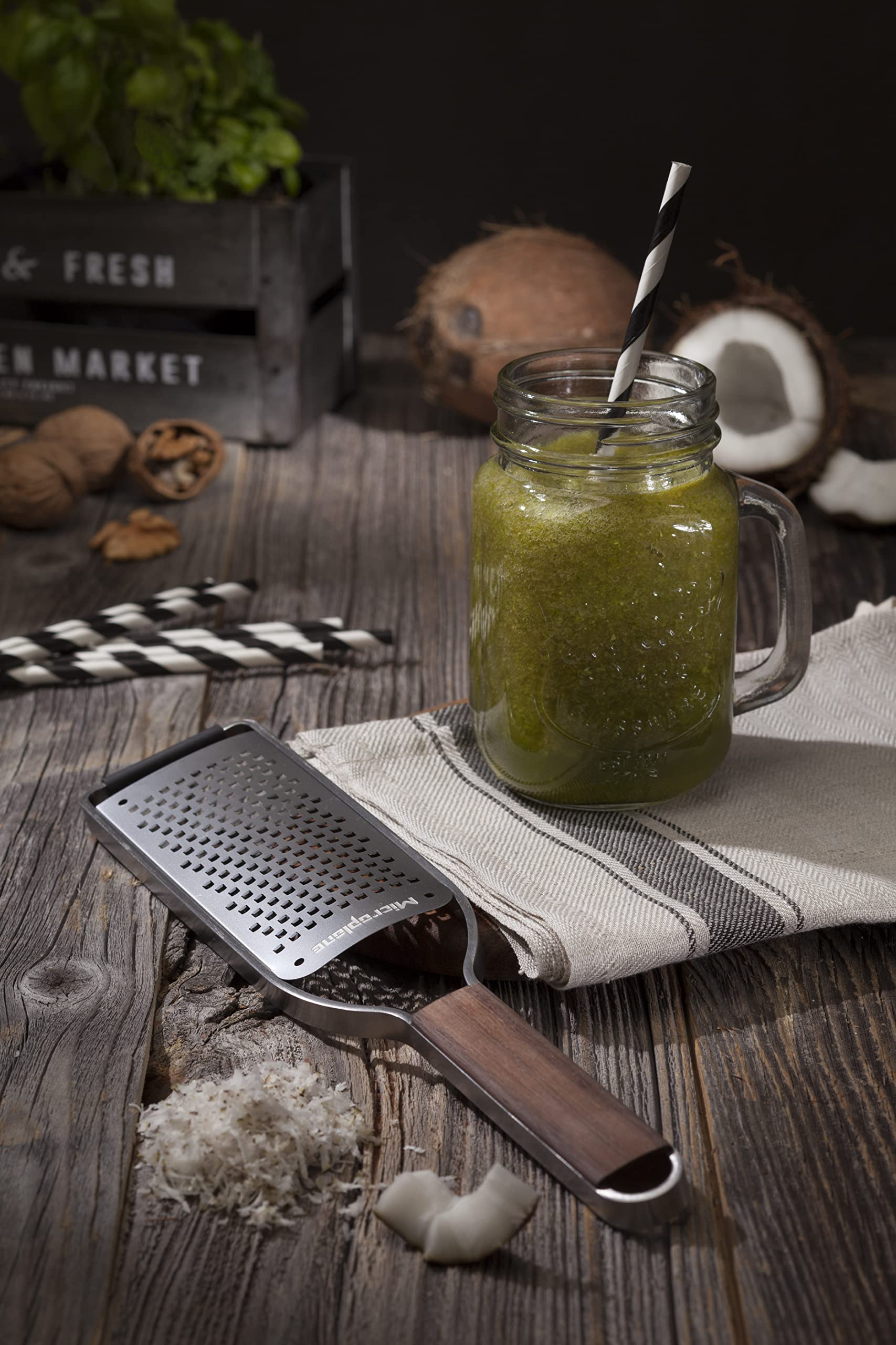Mango de madera ergonómico en Microplane Master Series, cómodo para rallado prolongado.