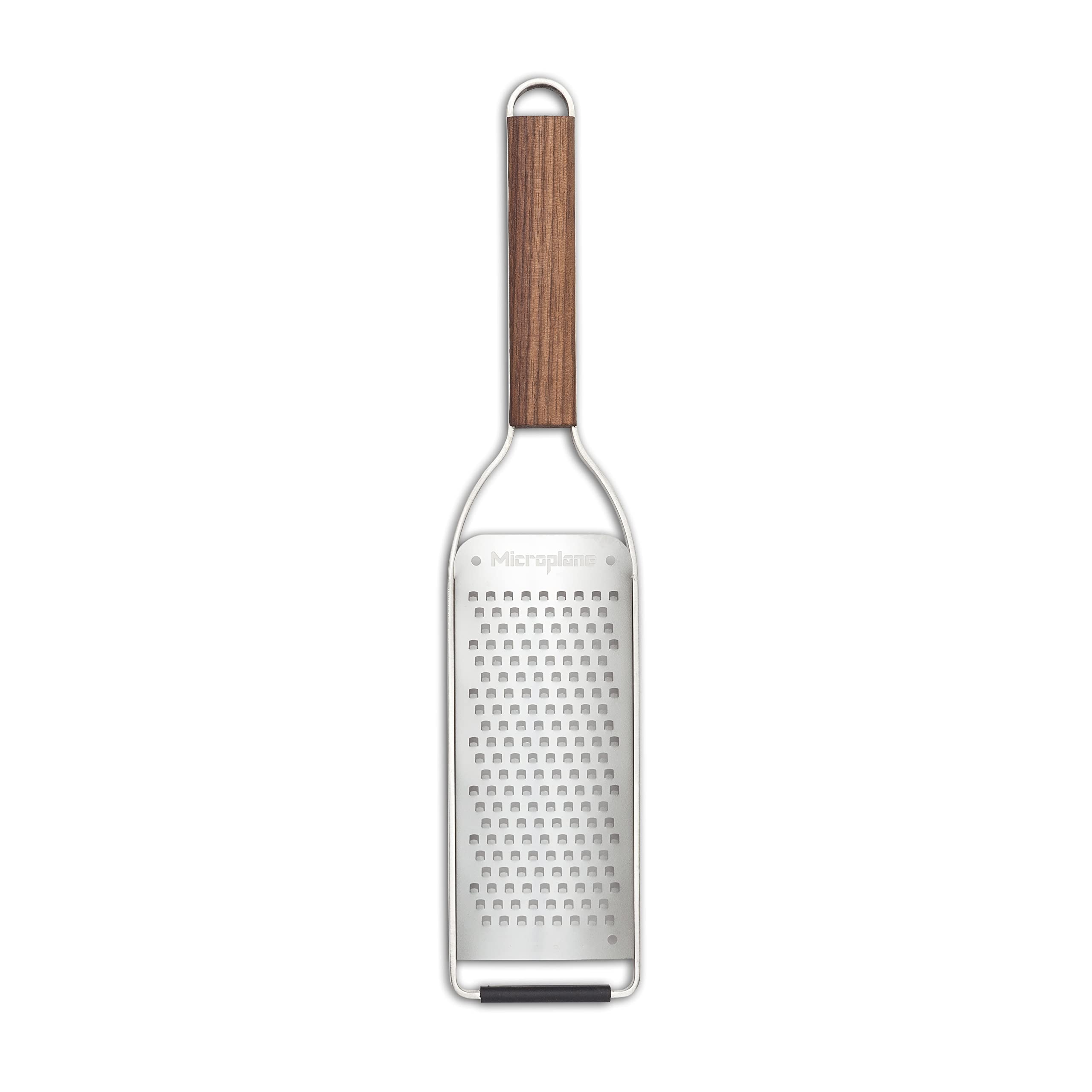 Rallador Microplane Master Series con mango de madera, vista frontal para rallado grueso de quesos duros.