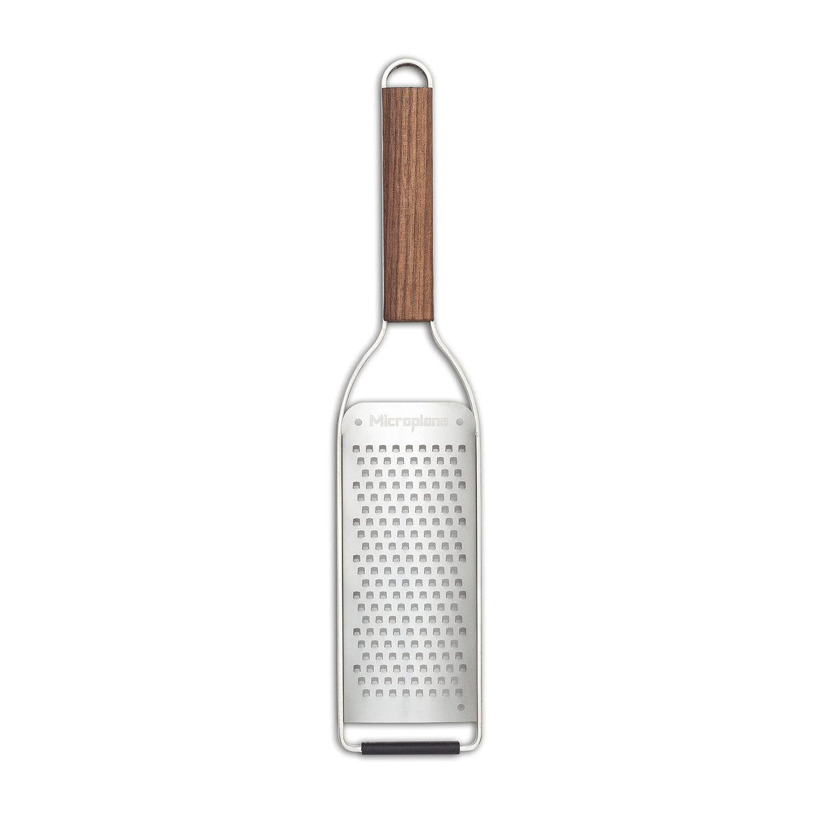 Rallador Microplane Master Series con mango de madera, vista frontal para rallado grueso de quesos duros.