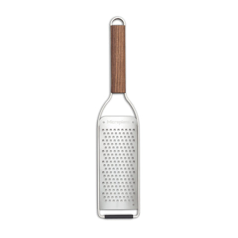 Rallador Microplane Master Series con mango de madera, vista frontal para rallado grueso de quesos duros.