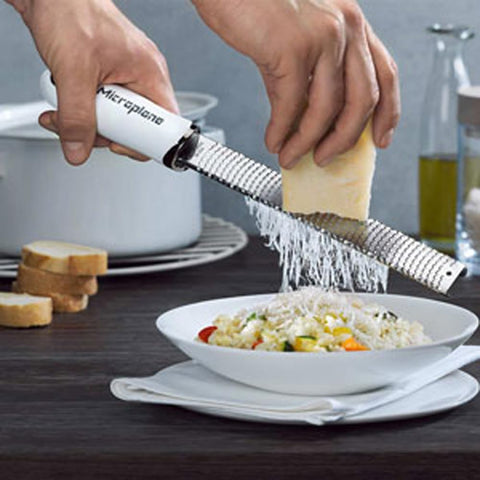 Microplane Premium Classic acero quirúrgico ofrece durabilidad y rendimiento constante.