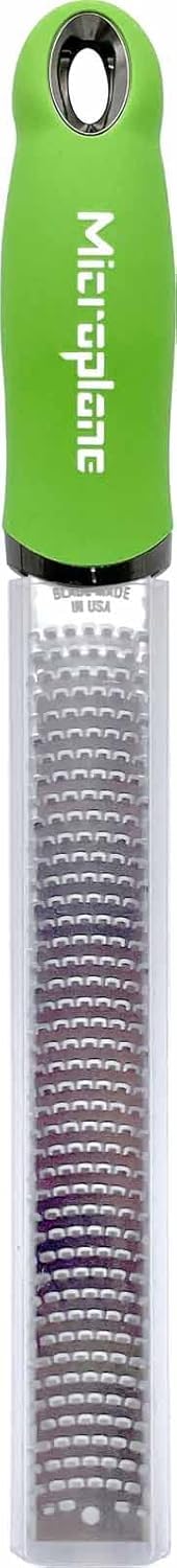 Microplane Premium Classic rallador de limón para añadir ralladura cítrica fresca en ensaladas.