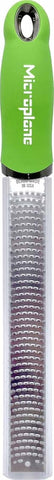 Microplane Premium Classic rallador de limón para añadir ralladura cítrica fresca en ensaladas.