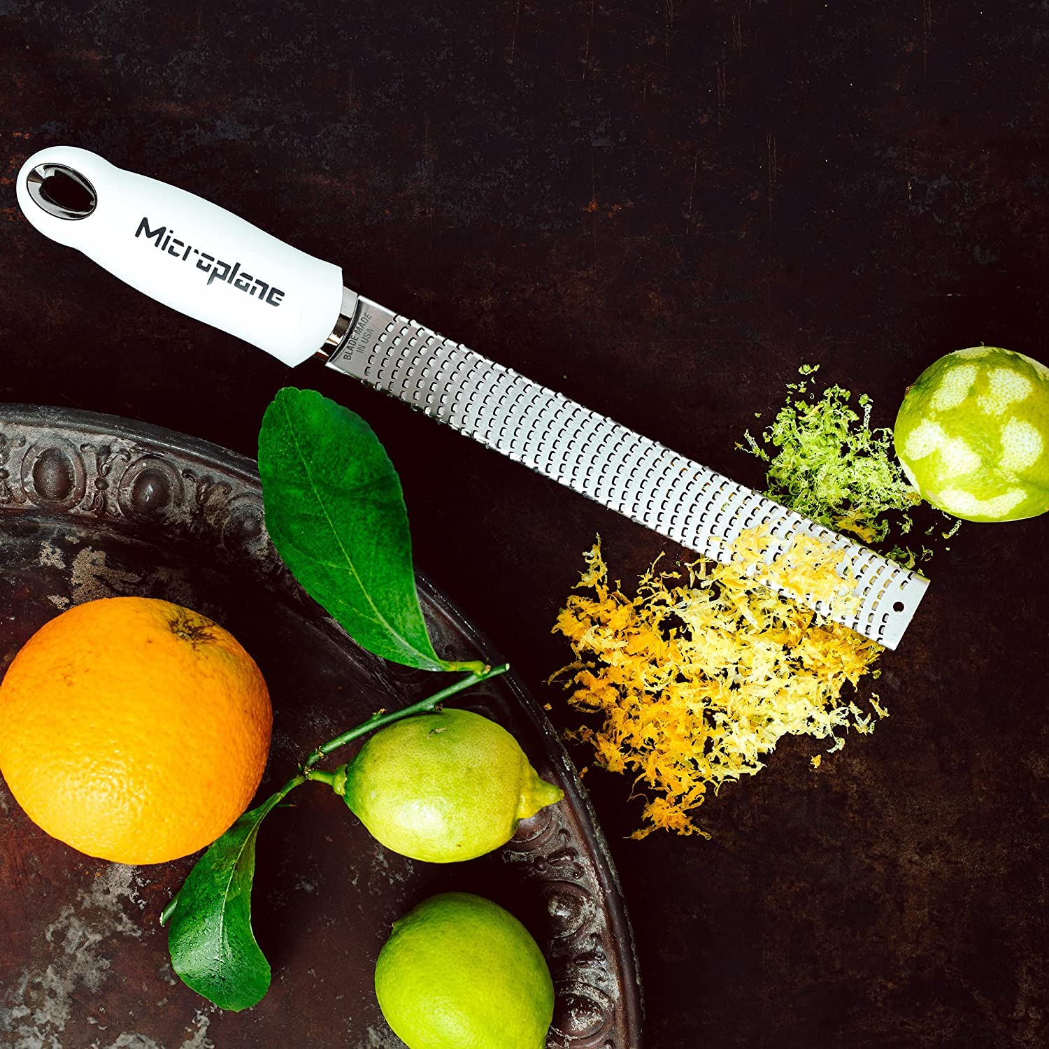 Microplane Premium Classic: mango y cuerpo de acero inoxidable para durabilidad en cocina.