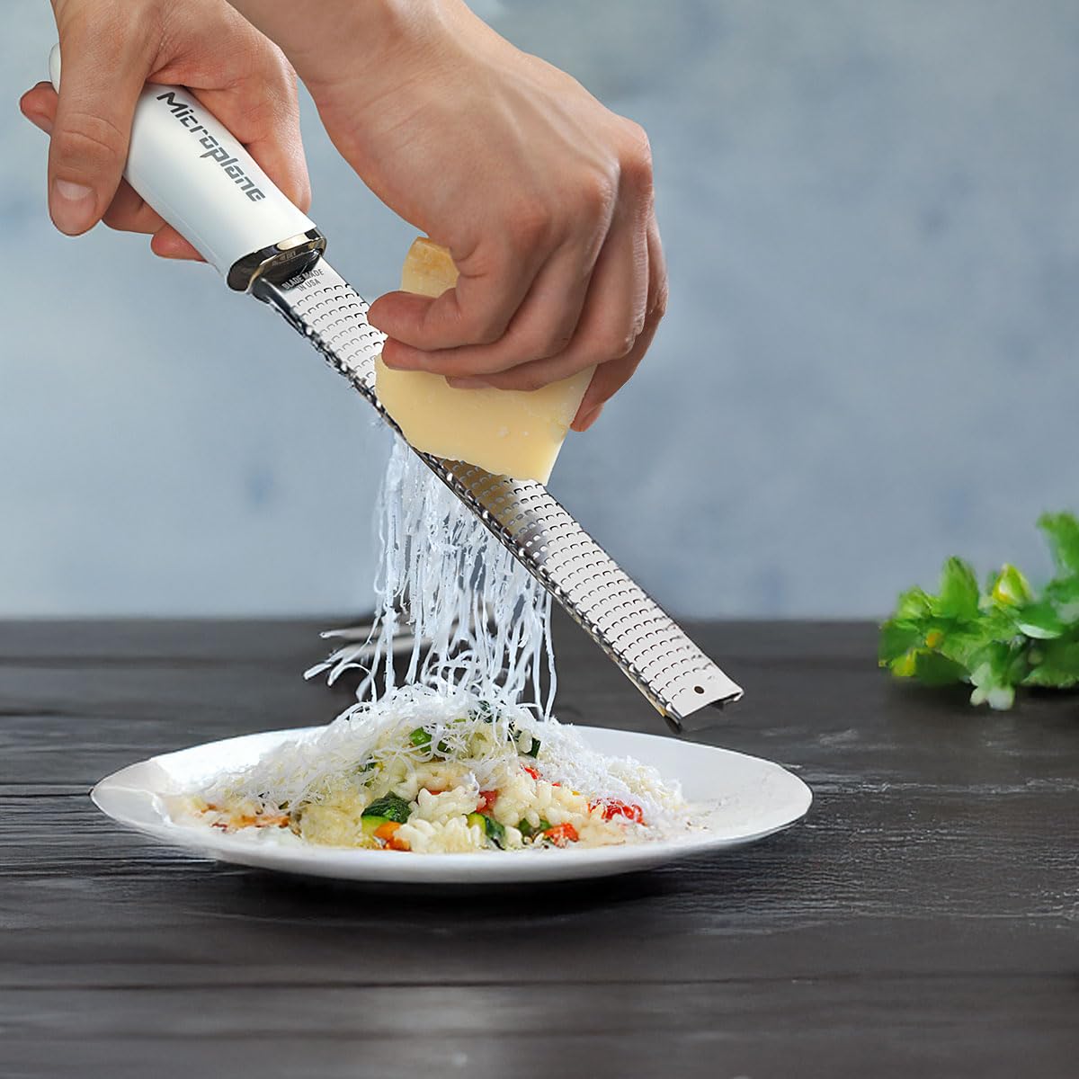 Microplane Premium Classic: extremos suaves que protegen encimeras durante el rallado.
