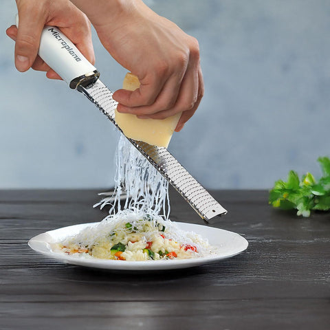 Microplane Premium Classic: extremos suaves que protegen encimeras durante el rallado.