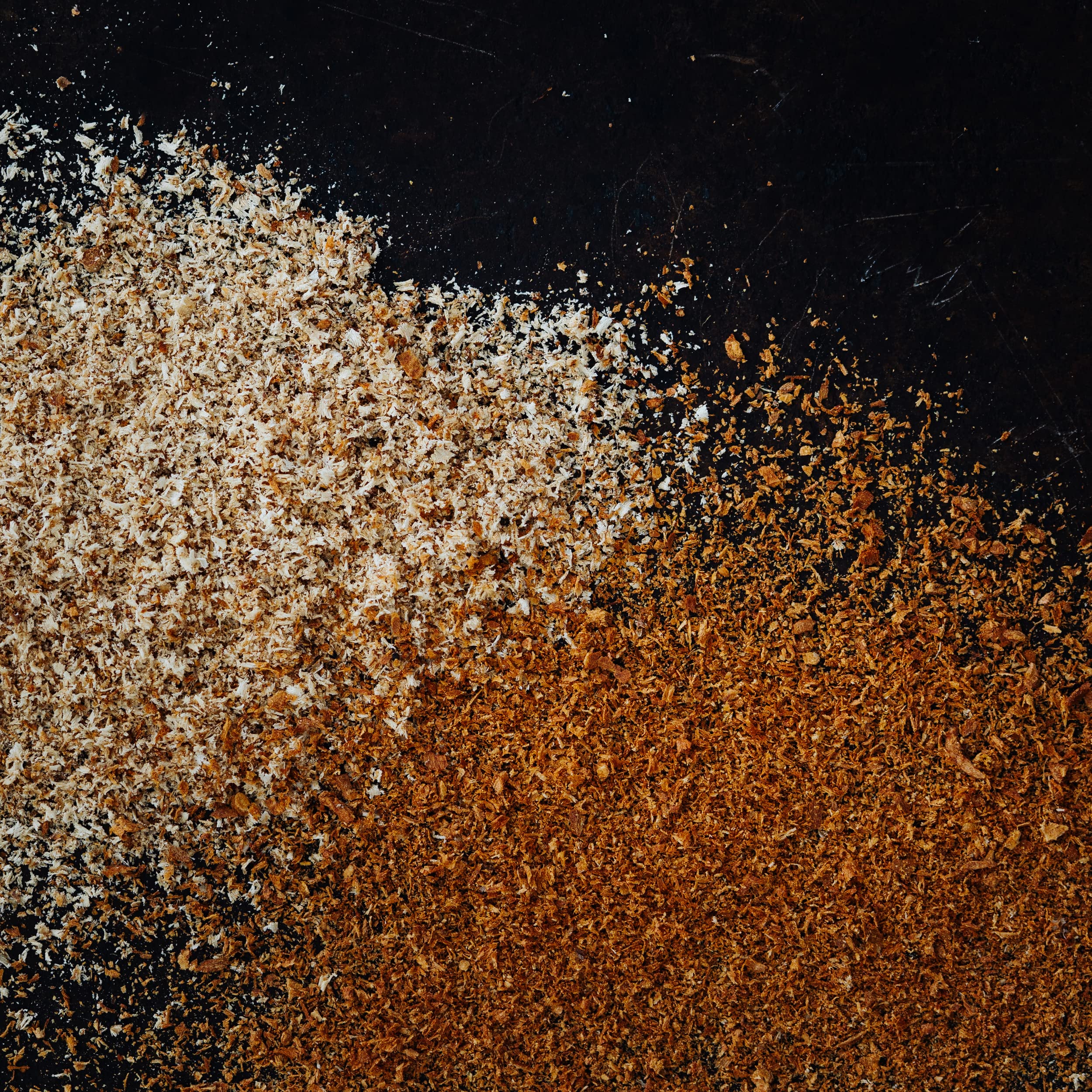 Microplane negro en uso para rallado de queso duro