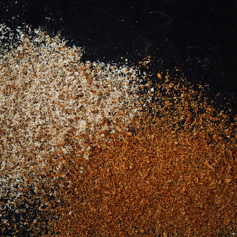 Microplane negro en uso para rallado de queso duro