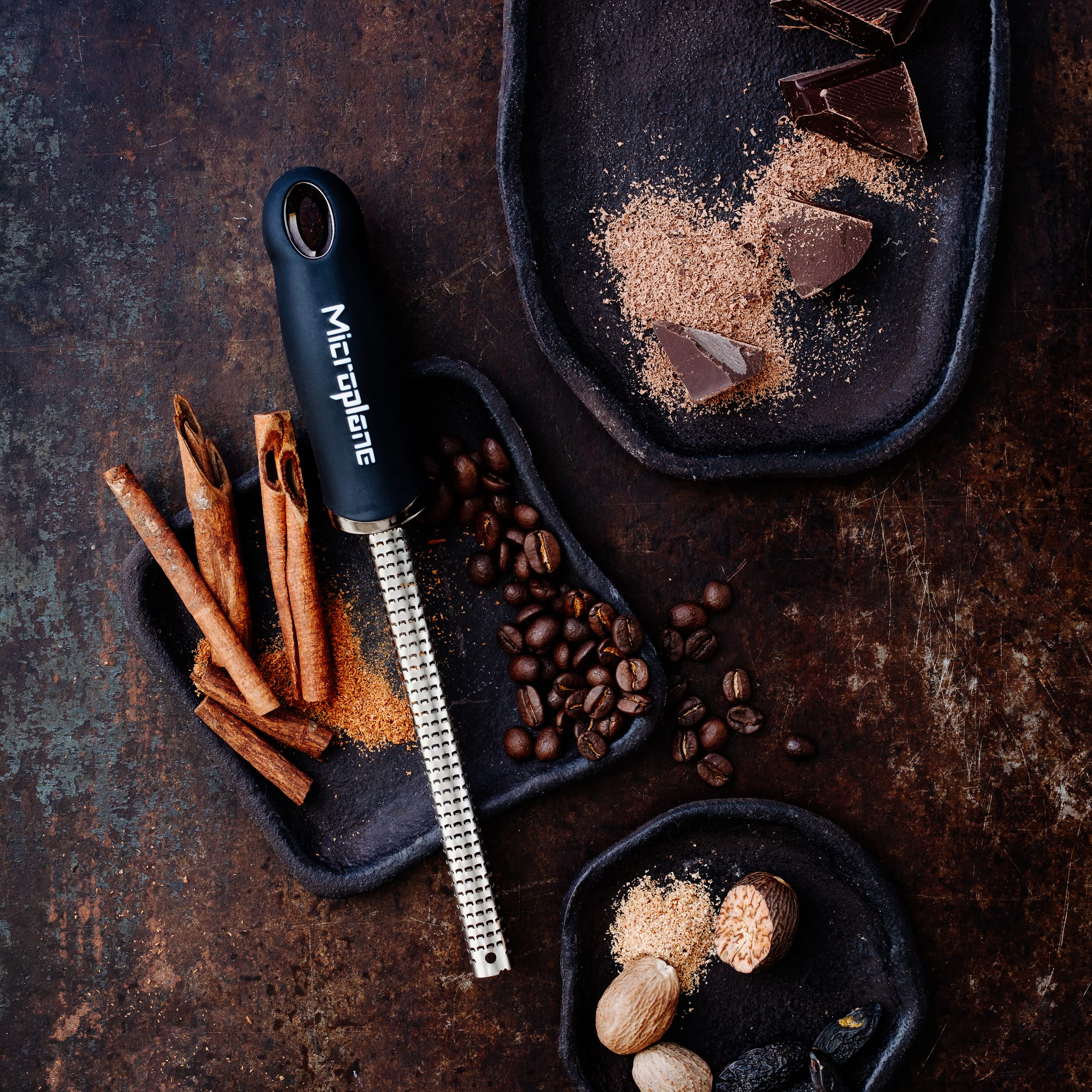 Microplane negro rallando nuez moscada para realzar recetas