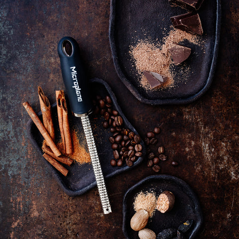 Microplane negro rallando nuez moscada para realzar recetas