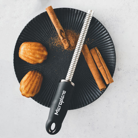 Microplane negro rallador compacto con tapa protectora incluida para almacenamiento seguro