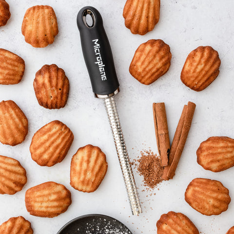 Microplane rallando limón para acentuar bebidas y postres