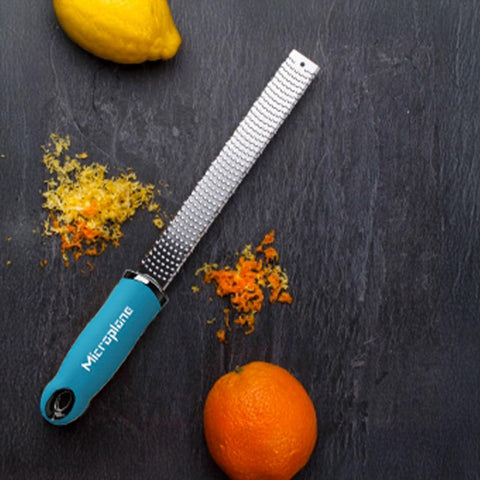 Microplane Premium Classic Turquesa, rallado de jengibre y ajo para salsas y marinadas.