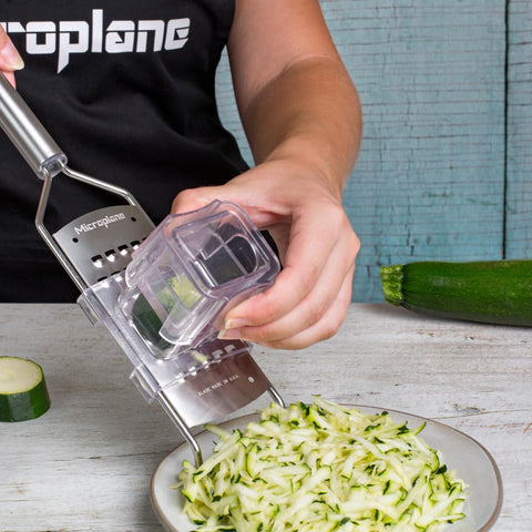 Microplane preparación rápida de verduras gracias al tamaño amplio.